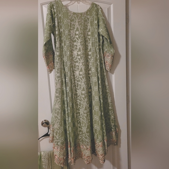 Pakistani Designer embroidered shalwar kameez gown dress - Picture 4 of 5